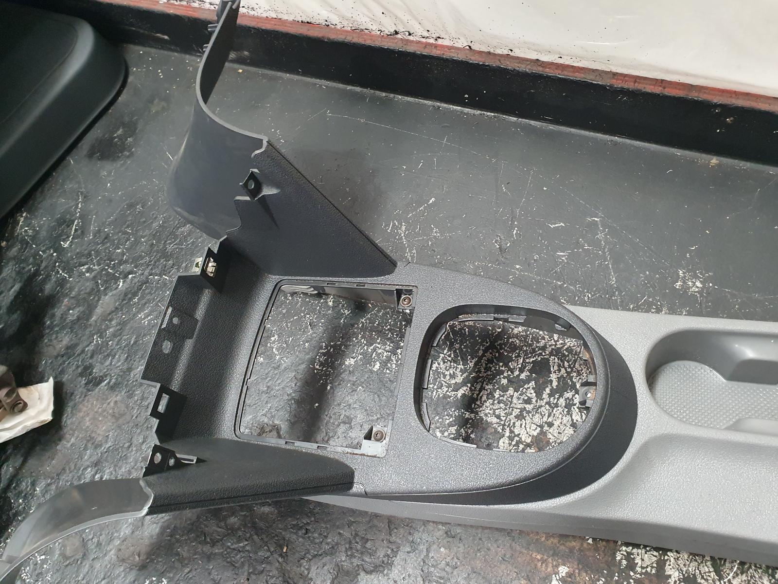View Auto part Console Volkswagen Caddy 2009