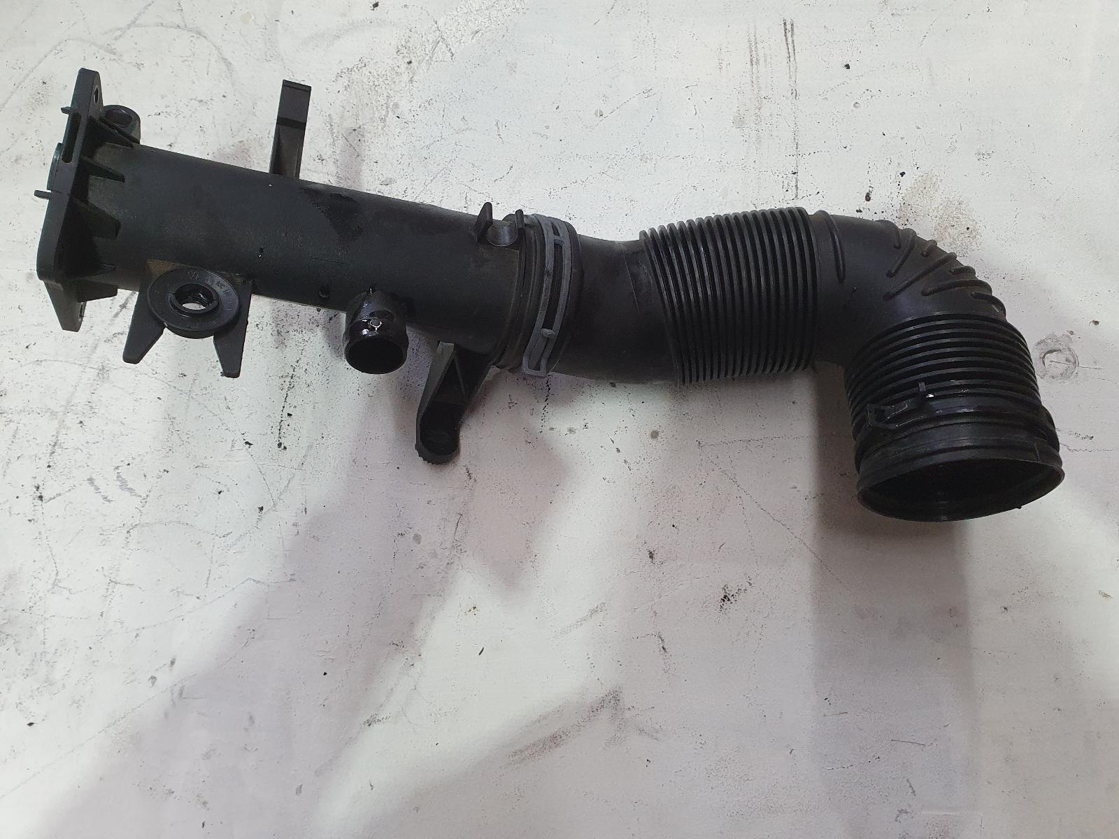 View Auto part Air Cleaner Duct/Hos Volkswagen Caddy 2009