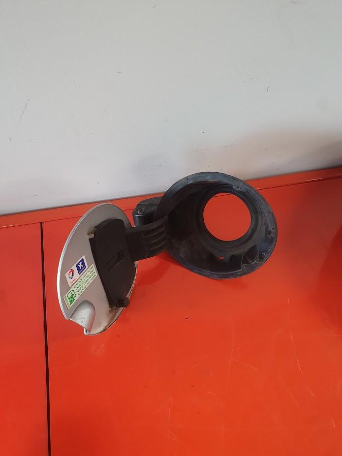 View Auto part Fuel Door / Filler Peugeot 207 2010